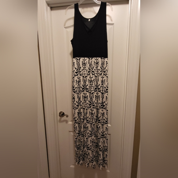 Source Unknown Dresses & Skirts - Black & White Maxi Dress